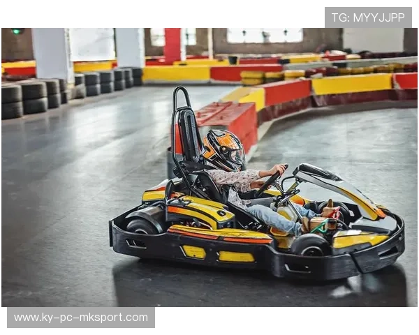 卡丁车选手展现精妙弯道漂移，掌控赛道的极致魅力